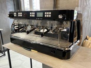 Dalla Corte DC Pro - трипостова професійна кавова машина в оренду