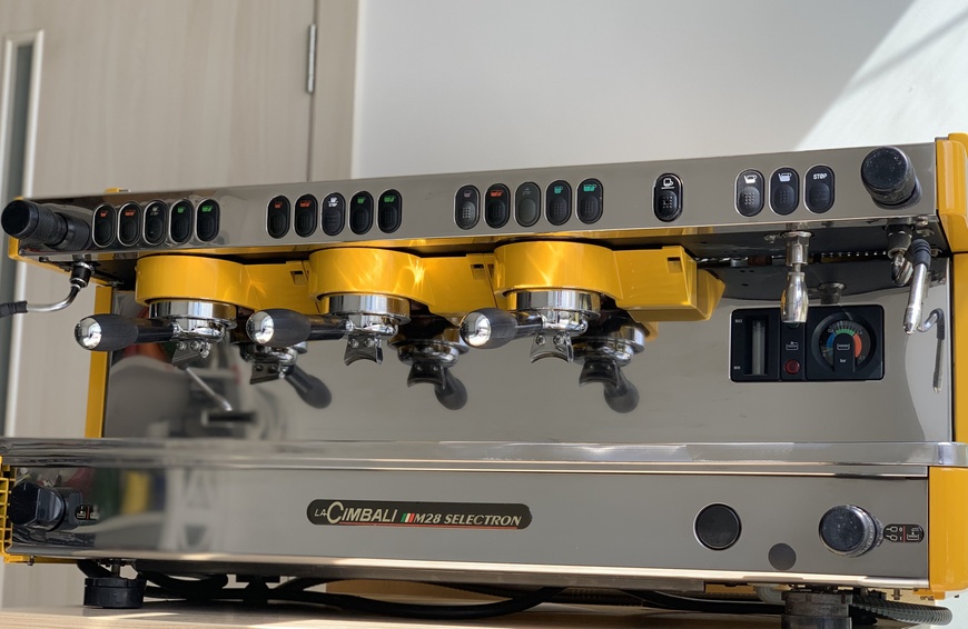 Професійна кавоварка La Cimbali M28 Selectron трипостова