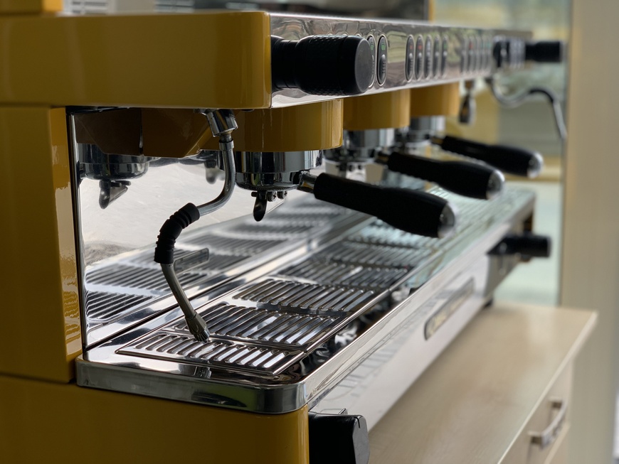 Професійна кавоварка La Cimbali M28 Selectron трипостова