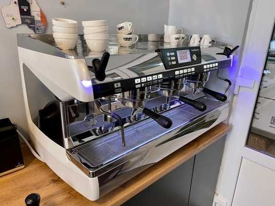 Nuova Simonelli Aurelia II трехпостовая кофемашина | Doppio